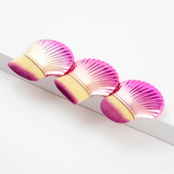 Seashell Foundation Brush - Picture 2 of 2